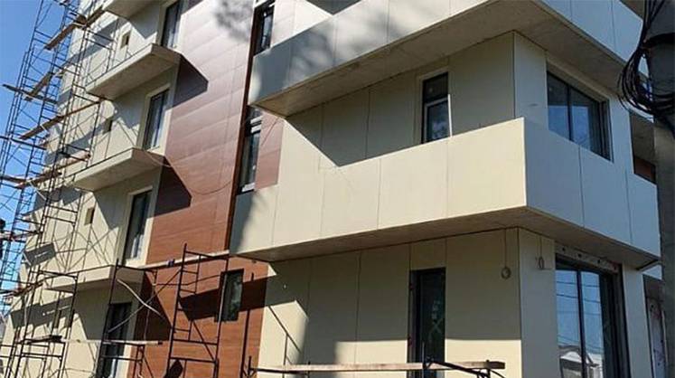 Высокопрочный ламинат выходит из дома