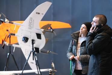 Артем Геодакян/ТАСС Посетители на выставке "Аэронет 2035", посвященной передовым отечественным разработкам в сфере беспилотных авиационных систем, в павильоне "Космос" на ВДНХ.