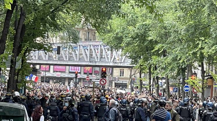 В Париже полиция разогнала митинги противников обязательной вакцинации