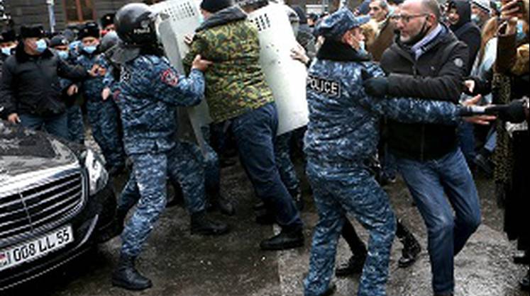 Протестующие попытались взять штурмом здание Генпрокуратуры в Ереване