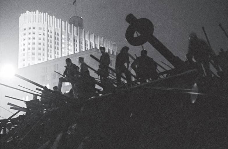 А.Соловьев Москва. Баррикады у здания Верховного Совета РСФСР.