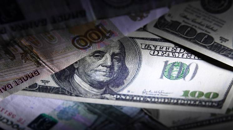 Курс доллара: рубль окажется под давлением