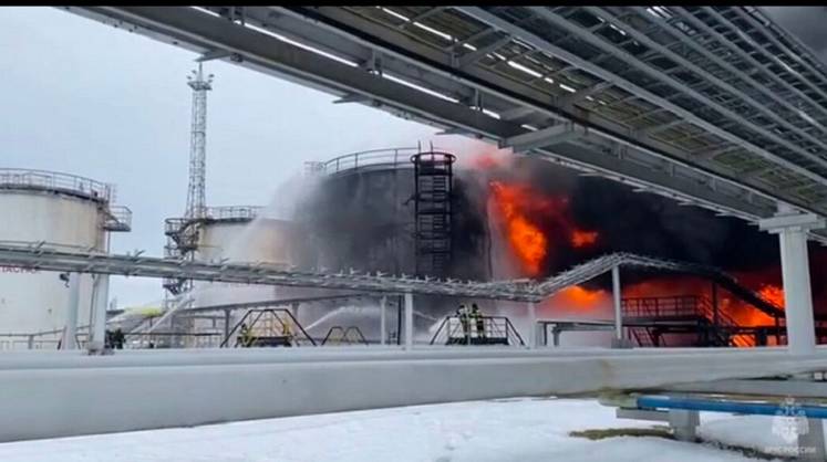 В Клинцах из окрестностей горящей нефтебазы эвакуировали 40 человек