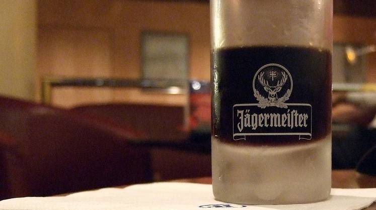 Производитель ликёра Jägermeister приостановил поставки в Россию