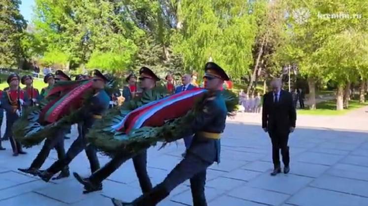 Путин и Лукашенко возложили венки в Зале воинской славы на Мамаевом кургане