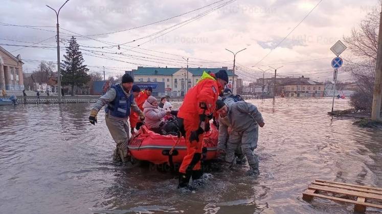 Уровень паводковой воды в реке Урал у Оренбурга начал снижаться