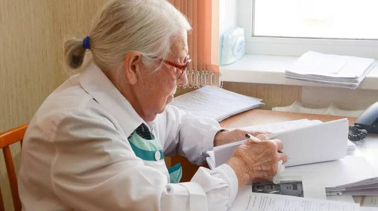 Глава Минздрава предложил медикам старших возрастов вернуться к работе