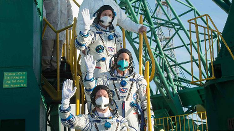 Российских космонавтов вакцинируют «Спутником V»