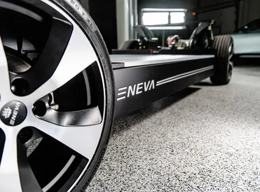 АЛМАЗ-АНТЕЙ E-Neva – полностью отечественный продукт, созданный на базе беспилотной модульной электрической платформы, которая была разработана специалистами концерна «Алмаз-Антей»