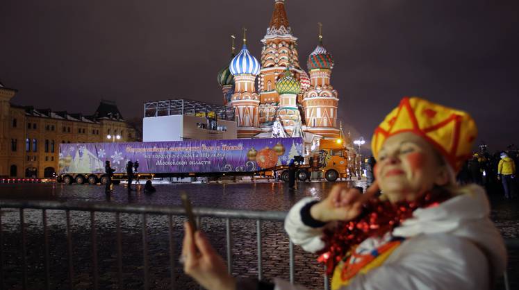 Россияне рассказали, на что потратят новогоднюю премию