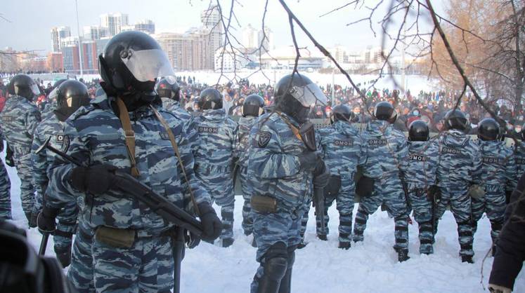 Женщина, которую ударил полицейский на митинге в Петербурге, повторно госпитализирована