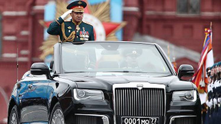 На Красной площади в Москве проходит парад Победы