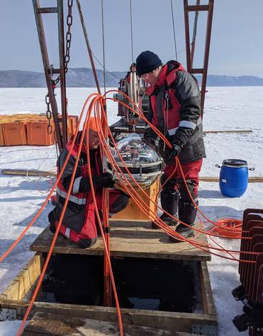 Фото Андрея Константинова Участники экспедиции отправляют на километровую глубину очередной фотодетектор, "глаз" Байкальского телескопа. Под водой уже больше двух тысяч таких глаз.