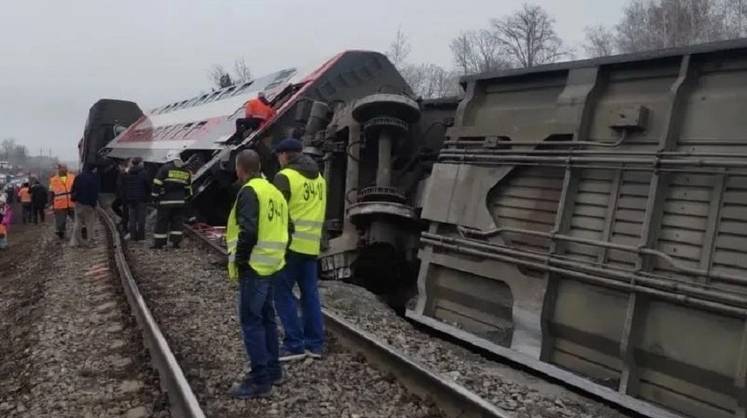 Основной версией опрокидывания вагонов двухэтажного поезда Челябинск – Москва назван дефект полотна
