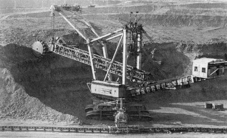  Роторный экскаватор ЭРГ-1600/3000 ведет открытые горные работы на урановом месторождении Учкудук в составе Навоийского горно- металлургического комбината. В 1965 году месторождение было выведено на проектную мощность по добыче руды