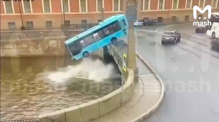 В Петербурге автобус с пассажирами упал с моста в Мойку и ушёл под воду, есть погибшие