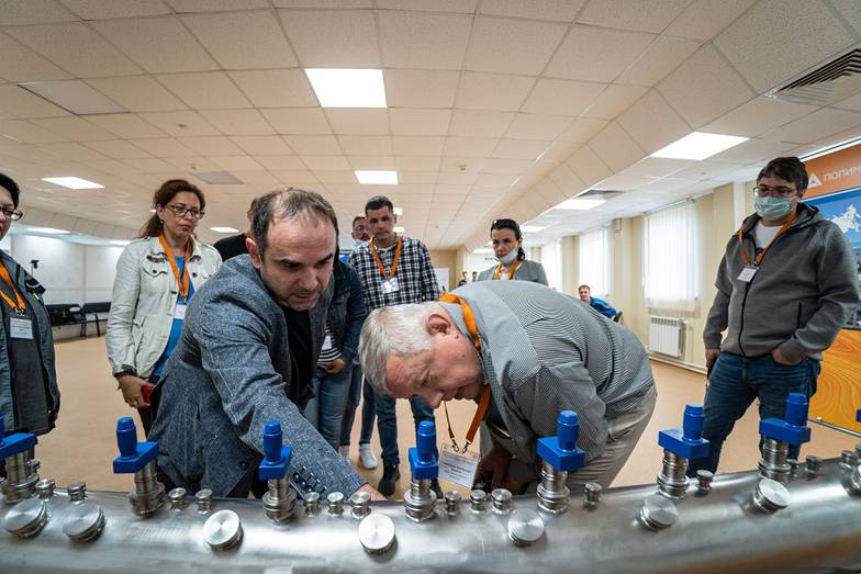 Предоставлено пресс-службой АГМК Управляющий директор АГМК Вадим Кипоть (слева) рассказывает журналистам о технологии анклавного выщелачивания золотосодержащих руд