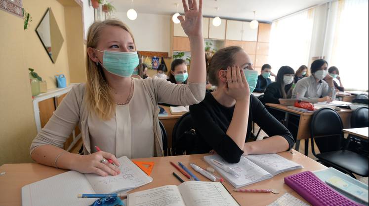 Десять школ Москвы запустят экспресс-тестирование детей на COVID