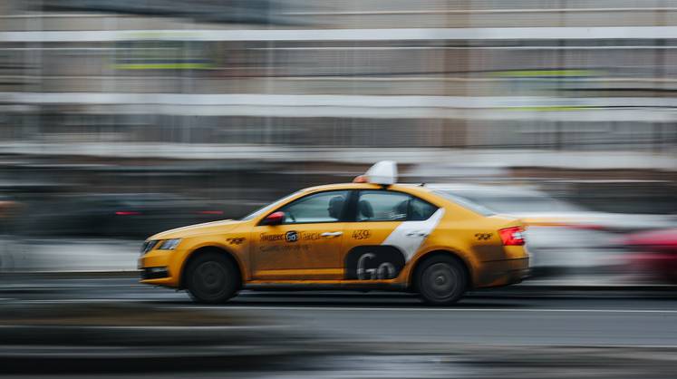 Яндекс вывозит выручку на такси