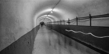 Фото Романа Денисова /Фотохроника ТАСС/ Баксанская нейтринная обсерватория, Кабардино-Балкария. Главный тоннель, ведущий к подземным камерам, где установлен нейтринный телескоп (архивная съемка, 1979 год)