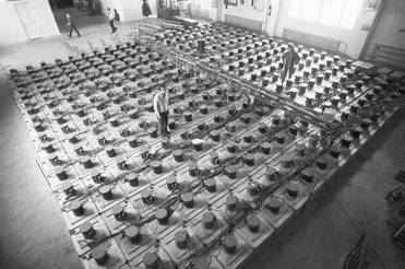 Фото Романа Денисова /Фотохроника ТАСС/ Экспериментальная модель телескопа в Баксанской обсерватории Института ядерных исследований Академии наук (архивная съемка, 1979 год)