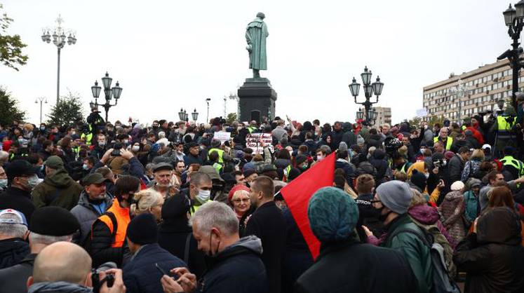 Красные в городе: юрист КПРФ попал под административный арест