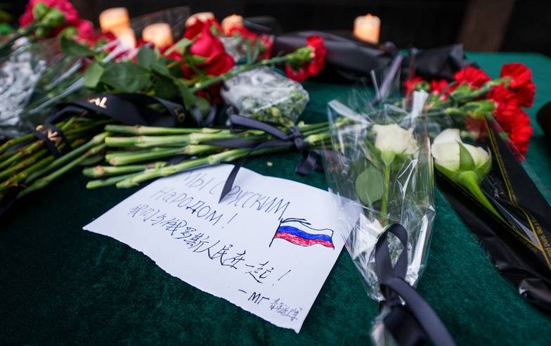 Артем Иванов/ТАСС Мемориал у посольства РФ в Китае в память о погибших в результате теракта 22 марта в подмосковном «Крокус сити холле»