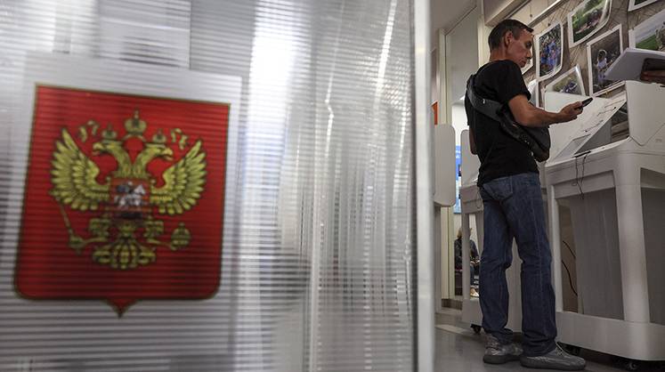 Запад против демократии в России