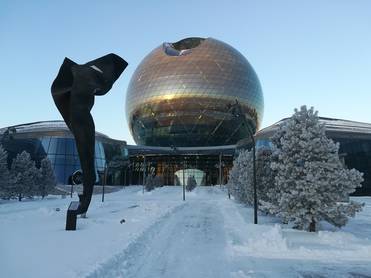 Фото: Александр Ивантер Центральное здание комплекса Всемирной выставки EXPO 2017 в Нур-Султане представляет собой гигантский шар. Сегодня здесь располагается Музей Нур Алем (Сияние Мира).