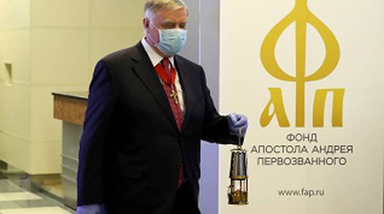 Благодатный огонь доставили из Иерусалима в Москву