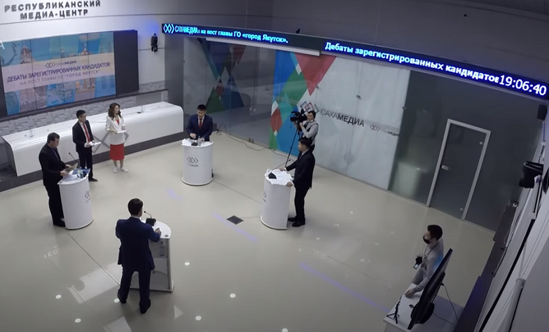 Скриншот трансляции дебатов Фрагмент дебатов между кандидатами на пост мэра Якутска