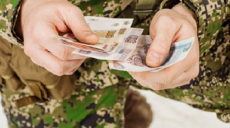 В России повысят зарплаты военным и силовикам
