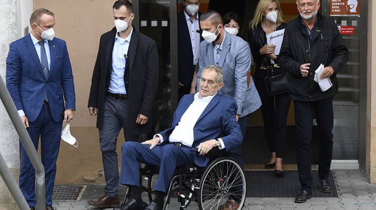 В Чехии предложили начать процедуру лишения Земана президентских полномочий