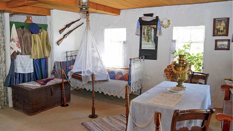 ИЗ АРХИВА МУЗЕЯ Интерьер музея «Тихий Дон» в хуторе Старозолотовский