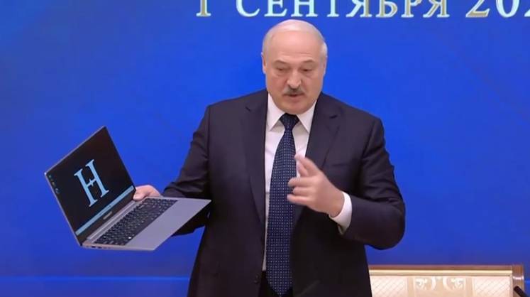 Лукашенко представил первый ноутбук, созданный на белорусском предприятии