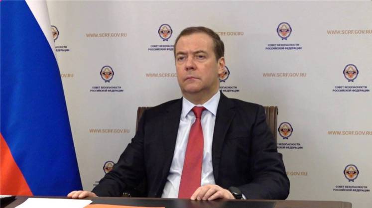 «И будет все, как у Высоцкого»: Медведев предложил отправить Джонсона в психушку