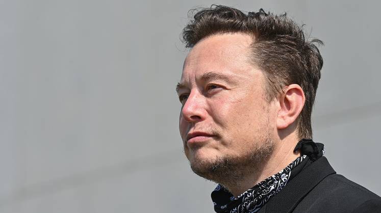 Пользователи Twitter проголосовали за то, чтобы Маск продал 10% акций Tesla