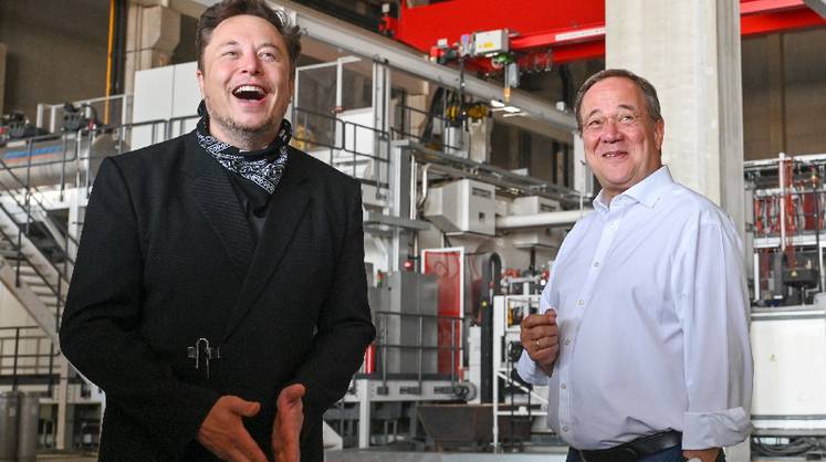 Слова преемника Меркель рассмешили Илона Маска