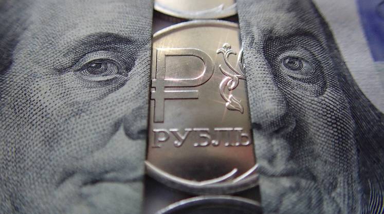 Курс доллара: рублю определили коридор на июль