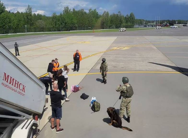 NEXTA Проверка багажа пассажиров экстренно посаженного в Минске борта авиакомпании Ryanаir