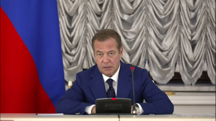 Медведев назвал слухи о мобилизации проплаченной провокацией врага