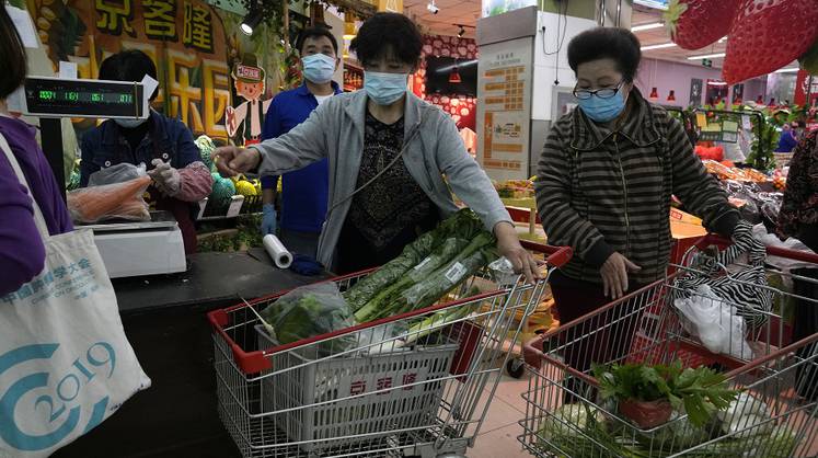 Пекинцы запасаются продуктами в ожидании локдауна