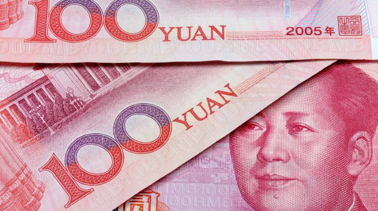 Россияне начали менять доллары на юани