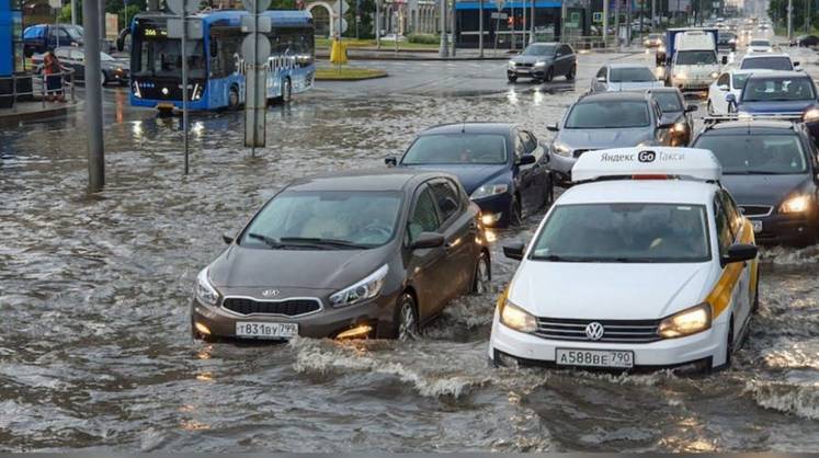 Плотная застройка города усугубляет проблему стока воды в ливни