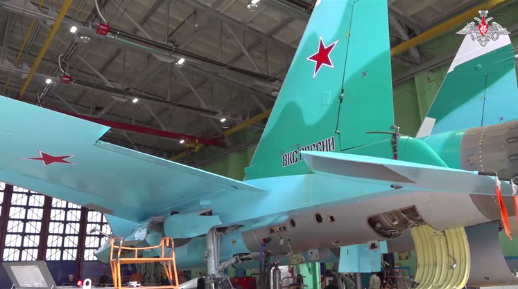 «Основная рабочая лошадь»: Шойгу осмотрел производство Су-34 в Новосибирске