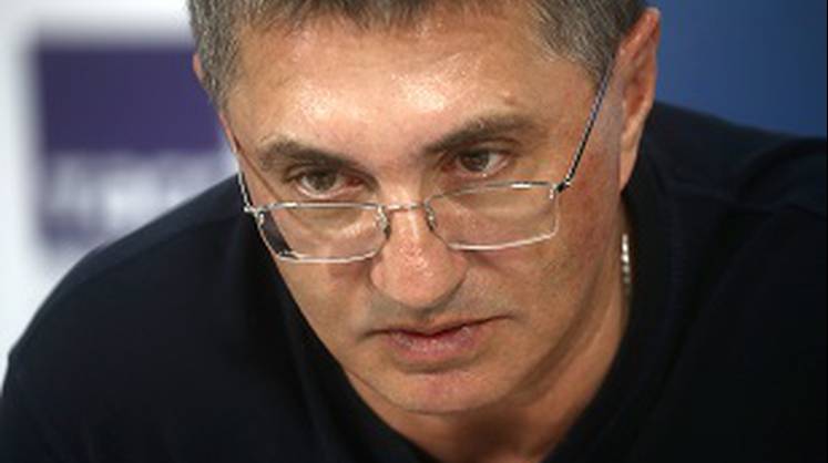 Доктор Мясников оправдал полицейского, пнувшего женщину в живот на незаконной акции в Петербурге