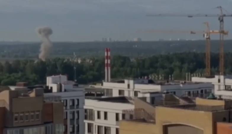 Подмосковье: взрыв одного из дронов, сбитого ПВО
