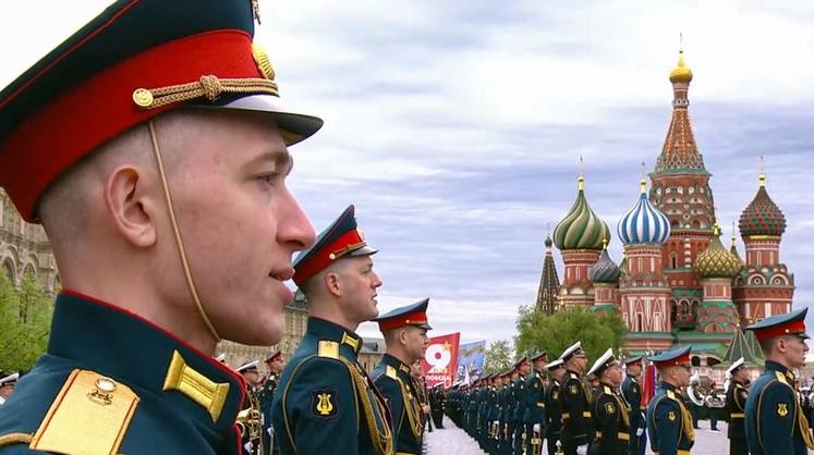 На Красной площади в Москве начался парад Победы
