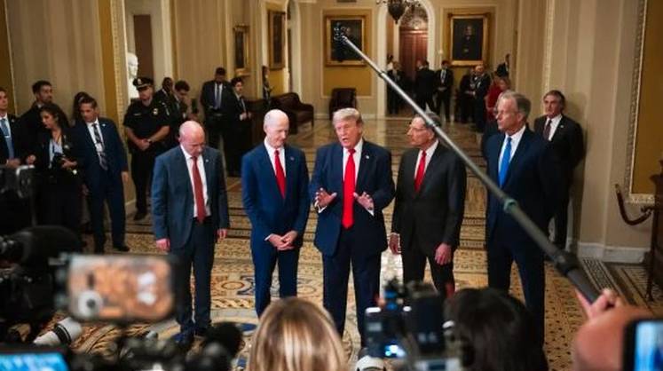 Сенат проголосовал за ограничение «военных» полномочий президента Трампа