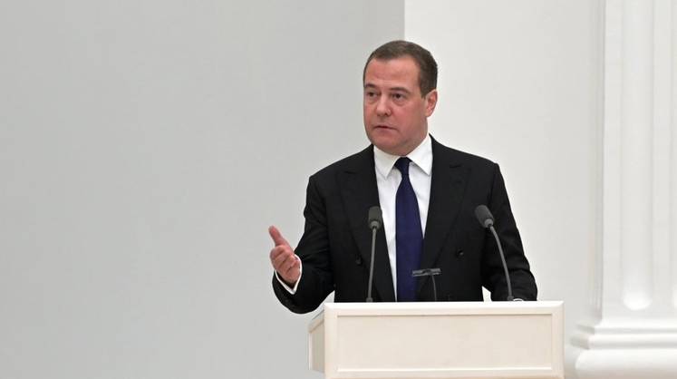 Медведев предупредил, каким будет ответ на запрет G7 экспорта товаров в Россию